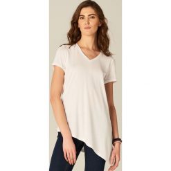 T-shirty damskie: Długa koszulka z dekoltem w serek – Biały