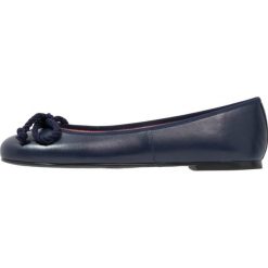 Pretty Ballerinas COTON Baleriny navy blu. Niebieskie baleriny damskie marki Pretty Ballerinas, bez wzorów, ze skóry, klasyczne, bez obcasa. Za 539,00 zł.