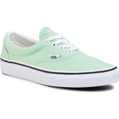 Tenisówki VANS - Era VN0A4U39WKO1 Green Ash/True White. Zielone półbuty damskie Vans, bez wzorów, z materiału, bez zapięcia. W wyprzedaży za 219,00 zł.
