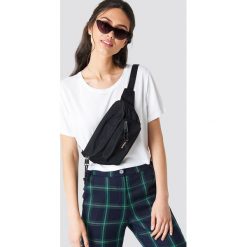 Eastpak Torba Doggy - Black. Czarne torebki klasyczne damskie marki Eastpak, w paski, małe. Za 121,95 zł.