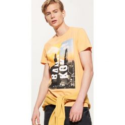 T-shirty męskie: T-shirt z fotonadrukiem bangkok – Pomarańczo