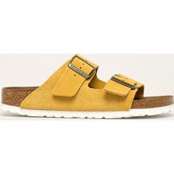 Birkenstock - Klapki skórzane Arizona Bs. Żółte klapki damskie Birkenstock, bez wzorów, ze skóry, bez obcasa, na obcasie. Za 349,90 zł.