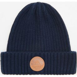 Czapka z odblaskową naszywką - Granatowy. Niebieskie czapki męskie Cropp, z aplikacjami. W wyprzedaży za 5,99 zł.