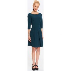 SUKIENKA FIT AND FLARE Z RĘKAWEM 3/4. Zielone sukienki damskie Top Secret, na zimę, bez wzorów, eleganckie, bez kołnierzyka, bez rękawów, rozkloszowane. W wyprzedaży za 99,99 zł.