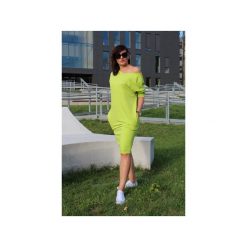 Zielona sukienka midi oversize. Zielone sukienki damskie Szarymary, xxl, bez wzorów, z elastanu, bez kołnierzyka, bez rękawów, midi, dopasowane. Za 129,00 zł.
