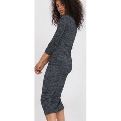 Ciemnoszara Sukienka Moody. Szare sukienki damskie other, xl, bez wzorów, z okrągłym kołnierzem, z długim rękawem, długie, maxi, dopasowane. Za 59,99 zł.