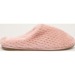 Vero Moda - Kapcie. Różowe kapcie damskie Vero Moda, z materiału. W wyprzedaży za 59,90 zł.