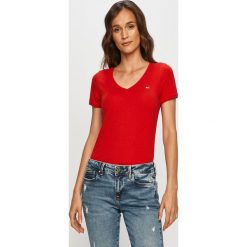 Tommy Jeans - T-shirt. Białe bluzki damskie Tommy Jeans, s, z aplikacjami, z elastanu, casualowe, bez kołnierzyka, z krótkim rękawem. Za 159,90 zł.