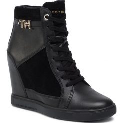 Sneakersy TOMMY HILFIGER - Hardware Sneaker Wedge FW0FW04303 Black 990. Czarne półbuty damskie TOMMY HILFIGER, z zamszu. W wyprzedaży za 449,00 zł.