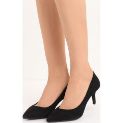 Czarne Czółenka Hindsight. Czarne buty ślubne damskie Born2be, ze szpiczastym noskiem, na szpilce. Za 59,99 zł.
