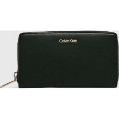 Calvin Klein - Portfel Fold Large. Czarne portfele damskie marki Calvin Klein, ze skóry ekologicznej. W wyprzedaży za 239,90 zł.