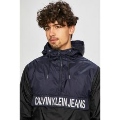 Calvin Klein Jeans - Kurtka. Czarne płaszcze męskie Calvin Klein Jeans, xl, bez wzorów, z poliesteru, krótkie, z kapturem. W wyprzedaży za 319,90 zł.