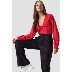 NA-KD Classic Top z marszczonym dekoltem - Red. Czerwone topy damskie NA-KD Classic, bez wzorów, z falbankami. Za 121,95 zł.