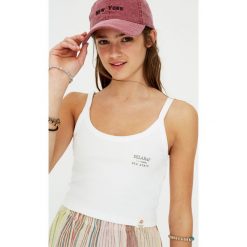 Prążkowany top na ramiączkach. Koszulki damskie Pull&Bear, bez wzorów, prążkowane, bez kołnierzyka. Za 49,90 zł.