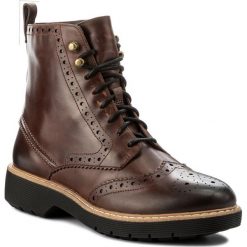 Botki CLARKS - Witcombe Flo 261282344 Dark Tan Leather. Brązowe botki damskie na obcasie Clarks, z materiału. W wyprzedaży za 359,00 zł.