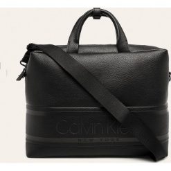 Calvin Klein - Torba na laptopa. Czarne torby męskie skórzane Calvin Klein, w paski, z bawełny. W wyprzedaży za 429,90 zł.