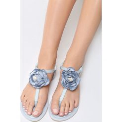 Niebieskie Sandały Self-Obsession. Niebieskie sandały damskie marki vices, na płaskiej podeszwie. Za 59,99 zł.