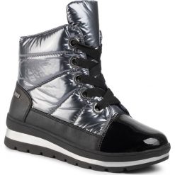 Śniegowce CAPRICE - 9-26212-23 Black/Silv.Com 003. Szare kozaki damskie Caprice, ze skóry ekologicznej, bez obcasa, bez zapięcia. W wyprzedaży za 219,00 zł.