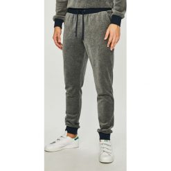 Emporio Armani - Spodnie. Szare spodnie męskie Emporio Armani, na co dzień, m, bez wzorów, z elastanu, casualowe. W wyprzedaży za 279,90 zł.