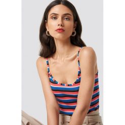 NA-KD Top na ramiączkach w paski - Blue,Multicolor. Niebieskie topy damskie NA-KD, w paski, z materiału, bez kołnierzyka. W wyprzedaży za 32,38 zł.