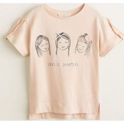 Mango Kids - Top dziecięcy Girly 110-164 cm. Różowe bluzki dziewczęce marki Mango Kids, z nadrukiem, z bawełny, z okrągłym kołnierzem, z krótkim rękawem, krótkie, bez kaptura. Za 59,90 zł.