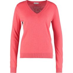 Swetry klasyczne damskie: Delicatelove Sweter coral with stone grey