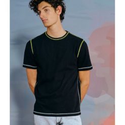 T-shirt ze sportowymi przeszyciami - Czarny. Czarne t-shirty męskie Reserved, s, bez wzorów, sportowe, bez kołnierzyka. Za 79,99 zł.