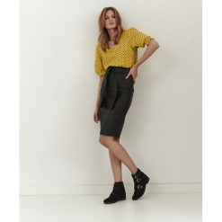 Luźna bluzka w kropki. Żółte bluzki damskie Top Secret, w grochy, z tkaniny, eleganckie, z dekoltem w serek, bez rękawów. W wyprzedaży za 29,99 zł.