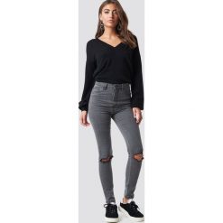 Luisa Lion x NA-KD Jeansy z rozdarciami na kolanach - Grey. Szare jeansy damskie marki Luisa Lion x NA-KD, bez wzorów, z jeansu, z podwyższonym stanem. W wyprzedaży za 80,97 zł.