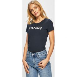 Tommy Hilfiger - Top. Szare bluzki damskie TOMMY HILFIGER, s, z nadrukiem, z bawełny, z okrągłym kołnierzem. W wyprzedaży za 89,90 zł.