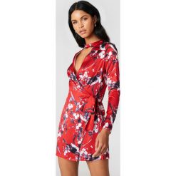 Długie sukienki: Boohoo Kopertowa sukienka w kwiaty - Multicolor