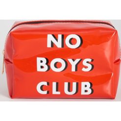 Kosmetyczka No boys club - Czerwony. Czerwone kosmetyczki damskie Sinsay, bez wzorów. Za 9,99 zł.