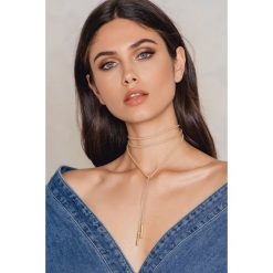 Naszyjniki damskie: NA-KD Accessories Zamszowy naszyjnik z metalowym detalem – Beige
