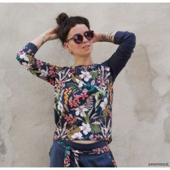 Bluza damska w kwiaty z dzianiny. Bluzy damskie Pakamera, w kwiaty, z dzianiny, bez rękawów, bez kaptura. Za 169,00 zł.