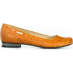 Baleriny na obcasie z tłoczeniem - skóra naturalna - model 008 - kolor braz przypalany. Szare baleriny damskie Zapato, bez wzorów, ze skóry, eleganckie, na niskim obcasie, na obcasie. W wyprzedaży za 179,40 zł.