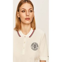 Tommy Hilfiger - Polo. Białe bluzki damskie TOMMY HILFIGER, s, z aplikacjami, z elastanu, casualowe, polo, z krótkim rękawem. W wyprzedaży za 219,90 zł.