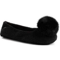 Kapcie UGG - W Andi 1105318 Blk. Czarne klapki damskie Ugg, z aplikacjami, ze skóry, bez obcasa. W wyprzedaży za 249,00 zł.