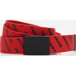 Parciany pasek z nadrukiem - Czerwony. Czerwone paski męskie Cropp, w paski. Za 29,99 zł.