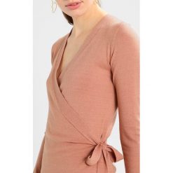 Fashion Union THISBE Sweter muted clay. Pomarańczowe bez kategorii marki Fashion Union, z poliesteru. Za 129,00 zł.