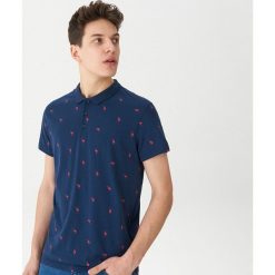 Koszulka polo z nadrukiem - Granatowy. Niebieskie koszulki męskie House, s, z nadrukiem, bez rękawów. Za 59,99 zł.