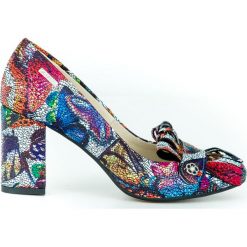 Kolorowe czółenka z frędzlami - skóra naturalna - model 043 - kolor motyl. Szare czółenka damskie Zapato, w kolorowe wzory, z jeansu, z okrągłym noskiem. W wyprzedaży za 255,20 zł.