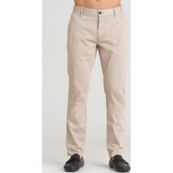 Beżowe spodnie Emporio Armani - Beżowy. Brązowe spodnie męskie Emporio Armani, na imprezę, m, z aplikacjami, z elastanu. Za 364,50 zł.