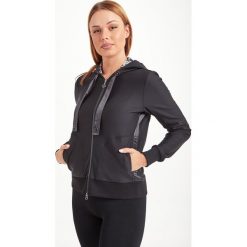 BLUZA PENNY SPORTALM. Szare bluzy damskie Sportalm, z aplikacjami, z materiału, bez rękawów, z kapturem. Za 1099,00 zł.
