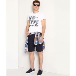 T-shirty męskie: T-SHIRT KRÓTKI RĘKAW MĘSKI GŁADKI, Z NADRUKIEM