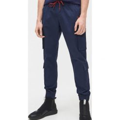 Joggery cargo - Granatowy. Niebieskie spodnie męskie Cropp, m. Za 129,99 zł.