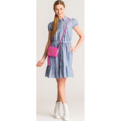 Niebieska sukienka Emporio Armani z kwiatowym haftem. Niebieskie sukienki damskie Emporio Armani, na imprezę, z haftami, z bawełny, z włoskim kołnierzykiem, z krótkim rękawem, krótkie, mini. W wyprzedaży za 869,50 zł.