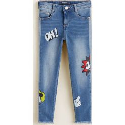 Mango Kids - Jeansy dziecięce Mickey 110-164 cm. Niebieskie rurki dziewczęce marki Mango Kids, z aplikacjami, z bawełny. Za 129,90 zł.