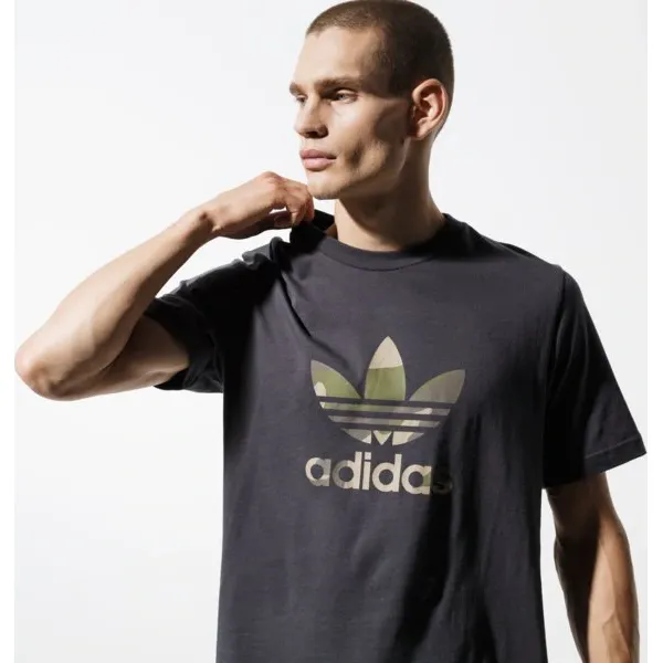 Adidas Koszulka Ss Camo Infill Tee Graphics , czarny, rozmiar M. Czarne koszulki męskie Adidas, m, z nadrukiem, z bawełny, klasyczne, bez kołnierzyka, bez rękawów. W wyprzedaży za 99,99 zł.