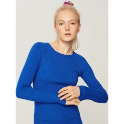 Swetry klasyczne damskie: Dopasowany sweter – Niebieski