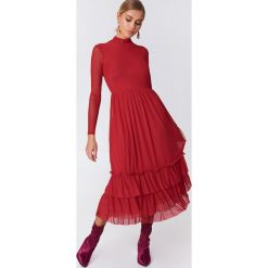 NA-KD Boho Siateczkowa sukienka z falbanką - Red. Czerwone sukienki damskie marki NA-KD Boho, bez wzorów, boho, ze stójką, z długim rękawem, długie. Za 242,95 zł.